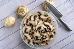 碗块新鲜的蘑菇减少蘑菇刀