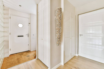 走廊白色衣橱门走廊镜子