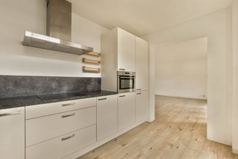 大厨房白色橱柜木地板上