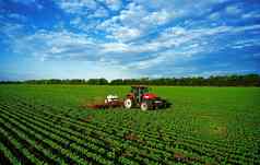 拖拉机喷雾场化学物质保护植物治疗农业作物害虫植物保护好收获罗斯托夫地区俄罗斯