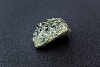 岩石橄榄石橄榄石矿物黑色的背景特写镜头