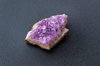 水晶石头矿物紫色的粗糙的紫水晶石英晶体黑色的背景