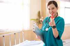 肖像微笑护士医疗工作人员使迷你心手标志医院