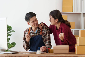 亚洲夫妇业务在线企业家小锻造企业概念