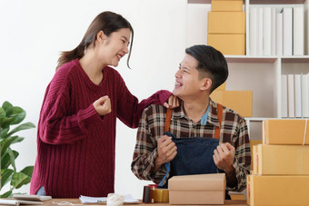 亚洲夫妇业务在线企业家小锻造企业概念