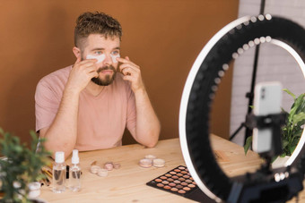 男人。使<strong>视频</strong>博客记录广播化妆品教程化妆艺术家