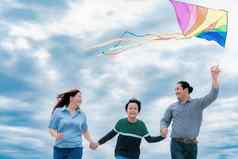 进步快乐家庭假期概念户外飞行风筝路