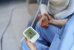 肖像女医生测量病人的血压力治疗