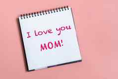 文本单词爱妈妈表纸快乐母亲一天概念柔和的粉红色的背景