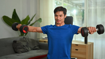 图像肌肉发达的男人。运动服装锻炼哑铃体育板凳上健身举重健身概念