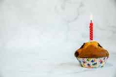 生日蛋糕红色的生日蛋糕蜡烛白色背景Copyspace一边快乐生日聚会，派对概念