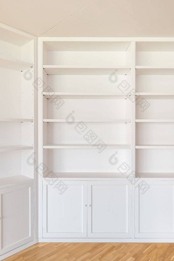 白色衣柜地板上天花板墙房间<strong>货架</strong>上室内项目书储物柜门衣服床上亚麻地板上木木条镶花之地板