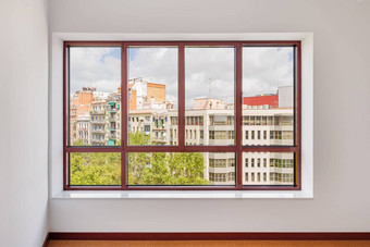 大窗口房间宽窗口窗台上窗口塑料棕色（的）框架窗口看发生街邻近的房子相反