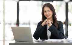年轻的成功的女人企业家办公室工人工作桌子上现代办公室快乐工作