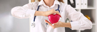 心脏病专家医生持有红色的小心心脏病学