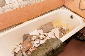 脏破旧的浴室下降瓷砖修复