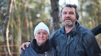 无家可归的人人采访冬天森林