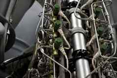 特写镜头火箭引擎多个管道提供燃料冷却剂燃烧室飞机引擎钛不锈钢钢部分