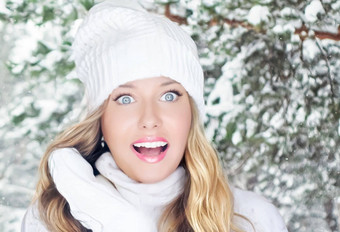 冬天假期旅行生活方式时尚美丽的快乐女人雪森林自然滑雪度假胜地休闲活动在户外圣诞节一年假期肖像