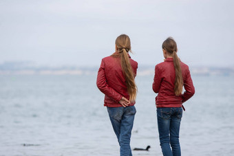 女孩相同的衣服海特写镜头视图回来