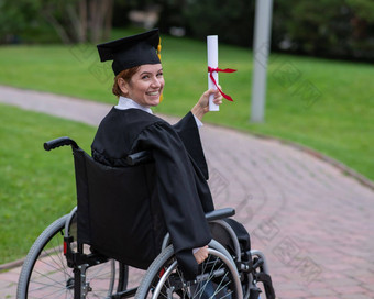 快乐高加索人女人轮椅转持有文凭在户外
