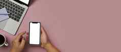 女人手持有模拟聪明的电话空白屏幕粉红色的背景前视图复制空间文本