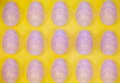 复活节横幅色彩斑斓的复活节蛋行边境黄色的背景视图复制空间复活节装饰鸡蛋框架快乐复活节卡前视图平铺