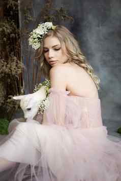 年轻的金发女郎女人艾里粉红色的衣服白色孩子春天肖像女人