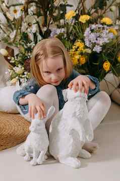 女孩美丽的复活节照片区花鸡蛋鸡复活节小兔子快乐复活节假期