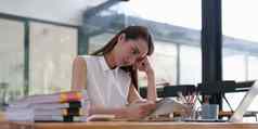 累了业务女人压力作品文书工作文档偏头痛攻击自由工作首页