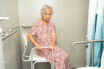 亚洲高级上了年纪的夫人女人病人厕所。。。浴室处理<strong>安全</strong>护理<strong>医院</strong>健康的强大的医疗概念