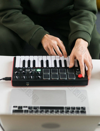 男人。记录电子音乐跟踪可移植的Midi键盘移动PC电脑首页工作室生产混合音乐击败使安排音频内容专业音频设备