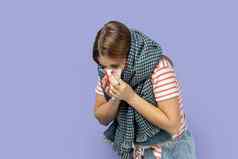 女人包装围巾痛苦流鼻涕的鼻子高温度打喷嚏捕捉冷