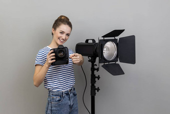 女人拍摄持有照片相机照明设备指出相机