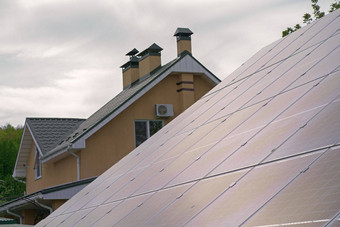 太阳能面板屋顶私人房子大家庭房子装备太阳面板电砖地板房子提供太阳能源源生产电
