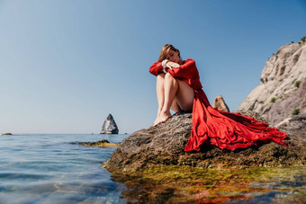 女人旅行海快乐旅游红色的衣服享受采取图片在户外记忆女人旅行者摆姿势岩石海湾包围火山山分享旅行冒险旅程