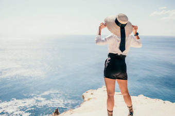 女人海他业务女人黄色的他自由职业者工作蓝色的海海滩女孩缓<strong>解压</strong>力工作自由数字游牧旅行假期概念