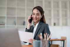 美丽的业务女人会说话的移动电话管理规划网络电话调用概念