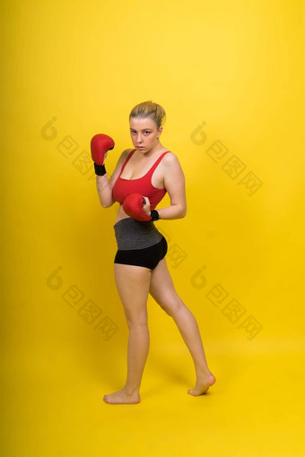拳击手诱人的自信女拳击手手套工作室运动女人摆姿势相机