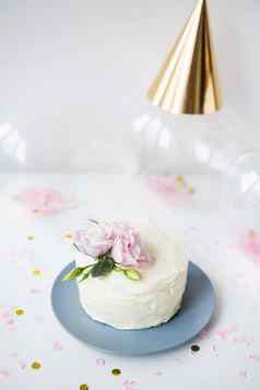 美丽的小白色蛋糕装饰自然花eustoma背景糖果气球帽假期概念