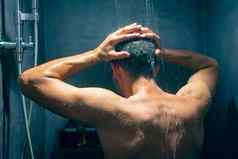 男人。采取淋浴洗头发洗发水产品水下降奢侈品雨淋浴头