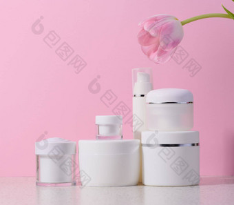 白色塑料管Jar化妆品容器过来这里奶油主音广告产品促销活动粉红色的背景
