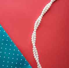 珍珠珠宝项链摘要蓝色的波尔卡点背景珊瑚背景