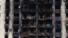 烂花高层战争区损害住宅建筑结果炮兵炮击战争住宅区域破碎的窗户燃烧公寓武装冲突乌克兰