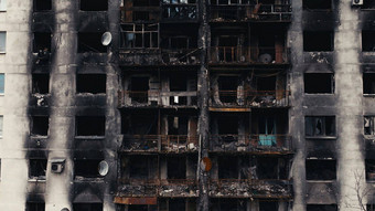 烂花高层战争区损害住宅建筑结果炮兵炮击战争住宅区域破碎的窗户燃烧公寓武装冲突乌克兰