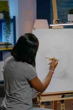年轻的黑色的女人画花瓶白色帆布艺术工作室