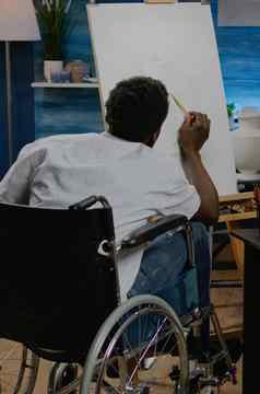 黑色的年轻的艺术家障碍画花瓶帆布