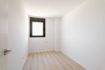 小空房间家具地板上光木层压板窗口使黑色的塑料播放房间日光进入磨砂玻璃窗口