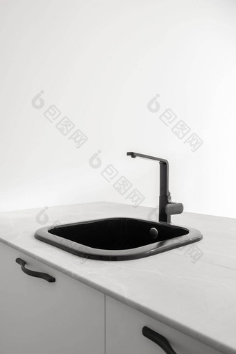 时尚的黑色的厨房水槽白色表格白色墙厨房概念高科技现代管道厨房设计安慰设计