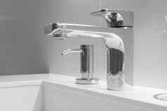 特写镜头白色水槽大小水龙头过滤喝运行水概念清洁喝水高科技净化系统